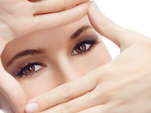 Το λεπτό δέρμα γύρω από τα μάτια απαιτεί ιδιαίτερη απαλή φροντίδα